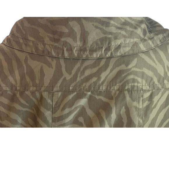 Guess Sz M Anorak Utility Jacket Roll Tab Sleeves Cowl Collar Animal Print Olive - Picture 10 of 16